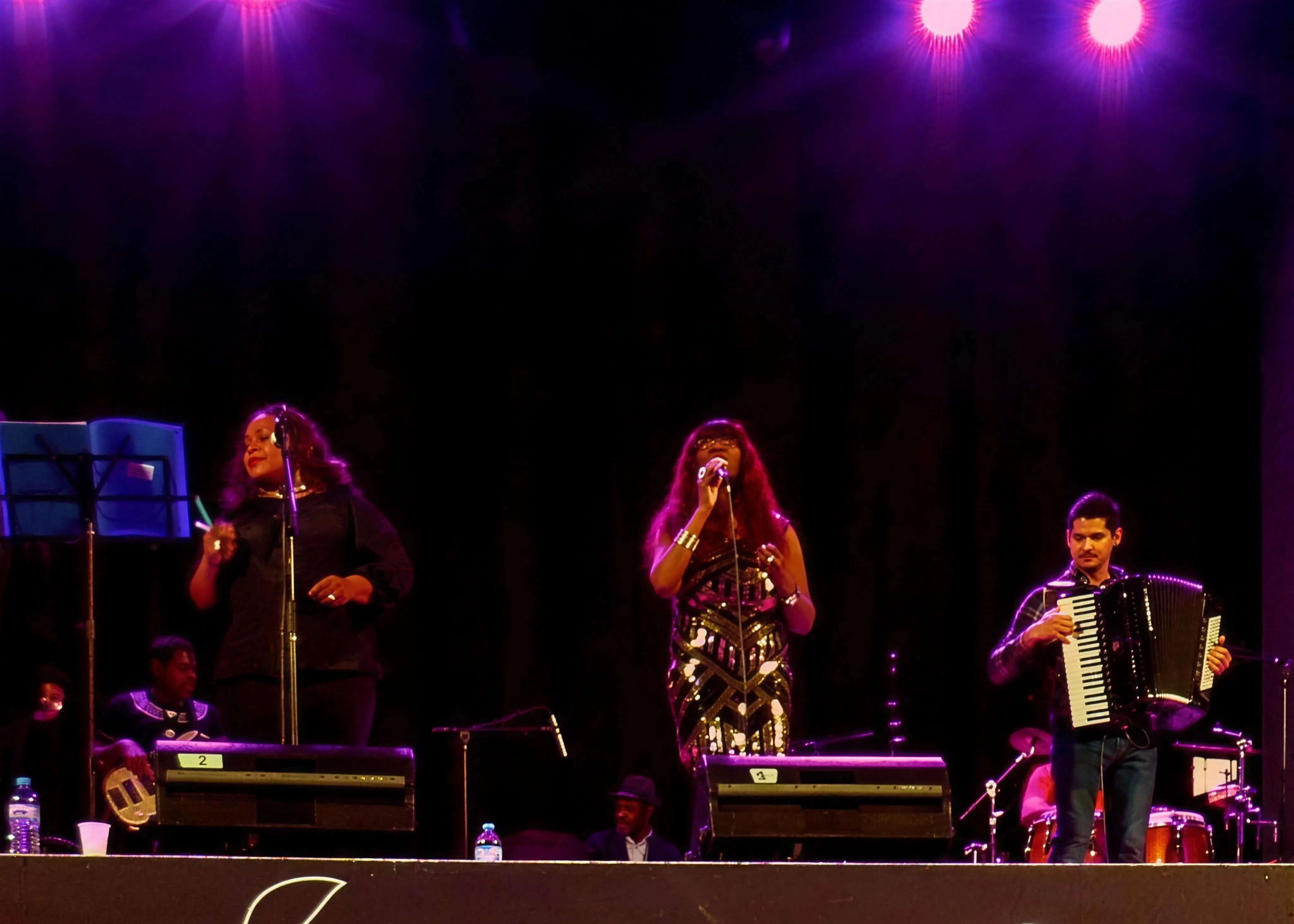 Angélina Tezanou en concert à la Mairie de Montreuil avec la Fédération Mosaïque, novembre 2022.